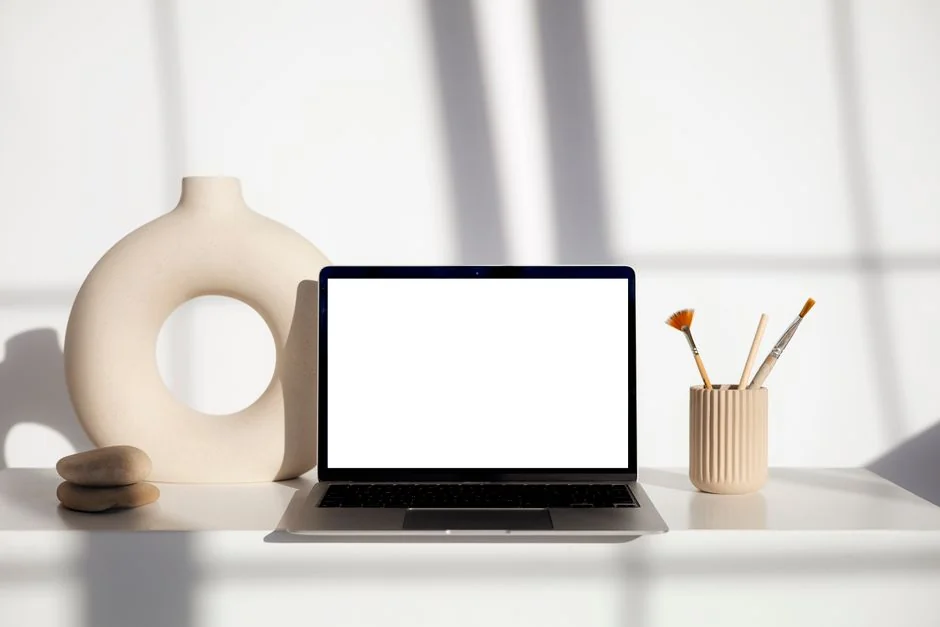 A miniature shopping cart with a parcel on a laptop symbolizes online shopping and e-commerce.